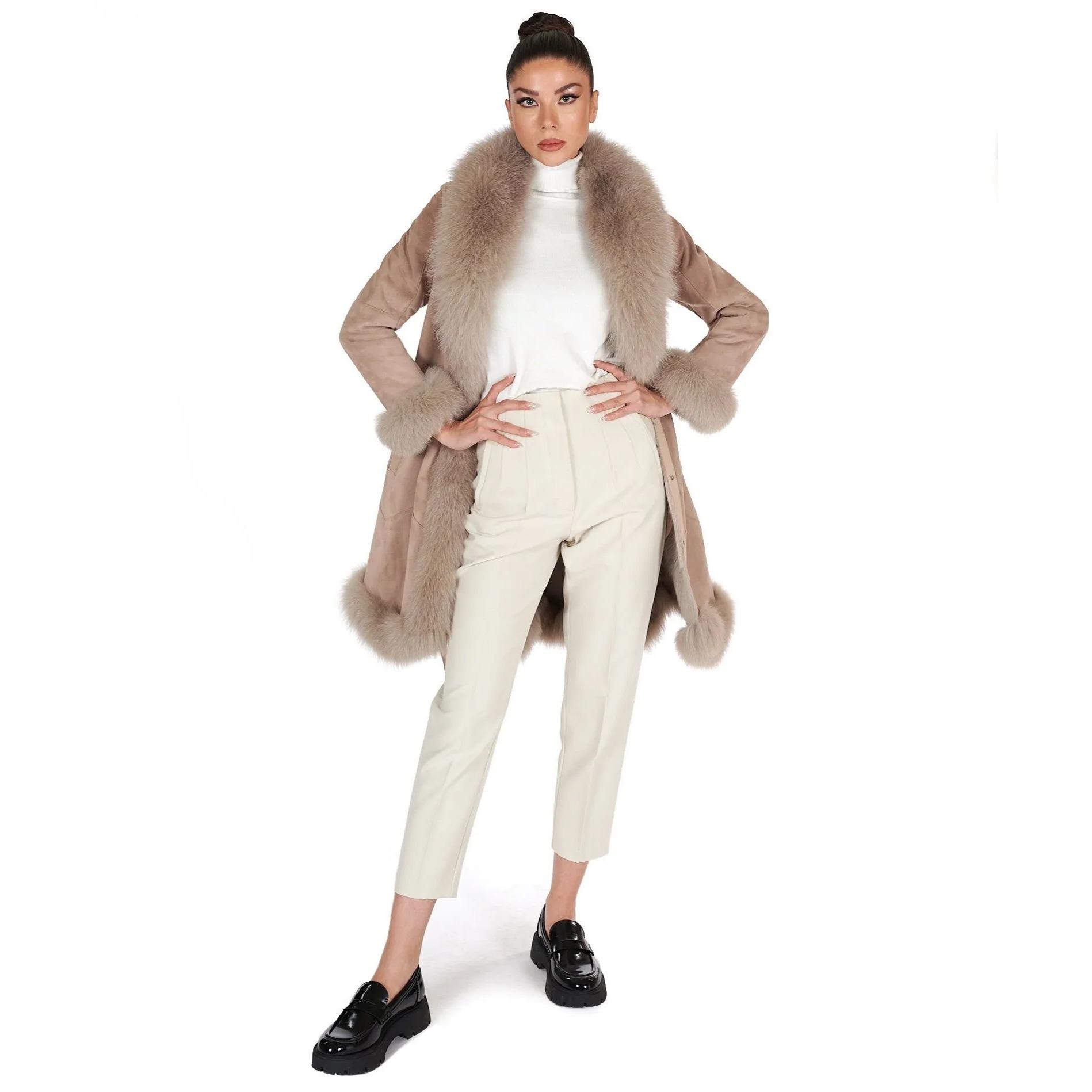 Cappotto in montone scamosciato beige con collo in volpe