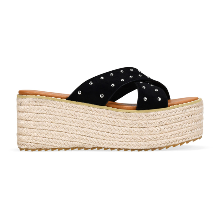 Sandalias de plataforma negras con rafia y tachas