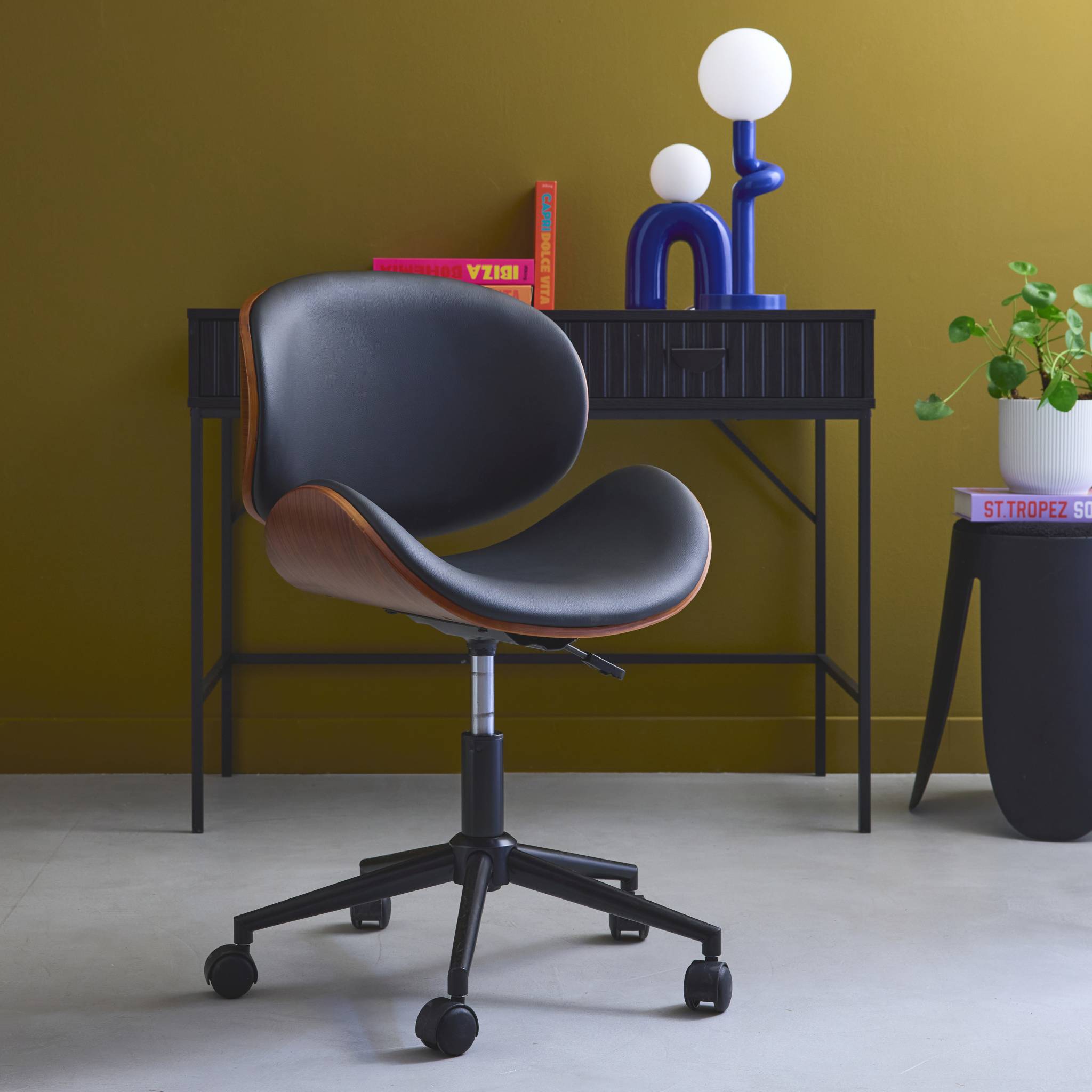 Chaise de bureau à roulettes bois courbé avec placage effet noyer et assise noire