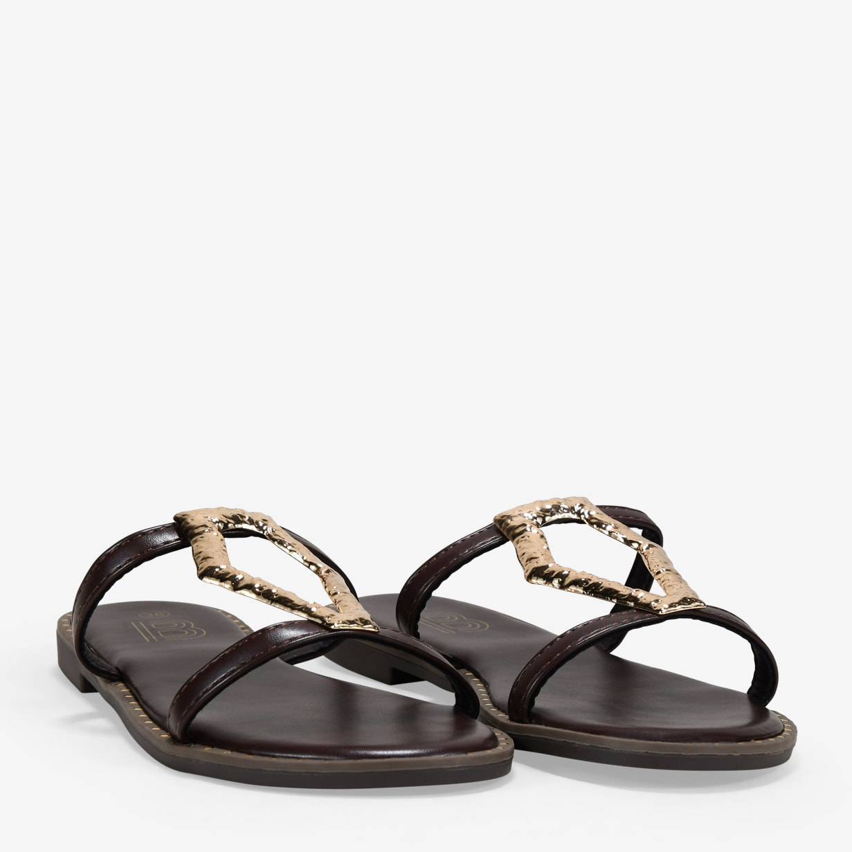 Sandalias planas marrones con aplique metálico