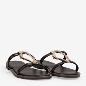 Sandalias planas marrones con aplique metálico