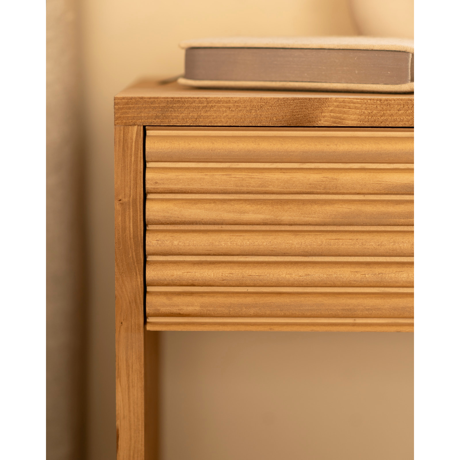 Mesita de noche de madera maciza con un cajón en tono roble medio de varias medidas