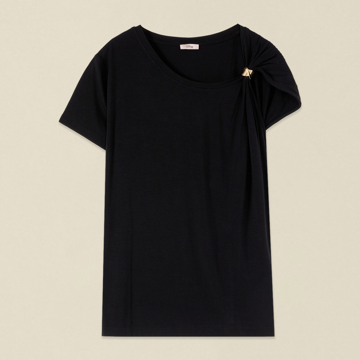 Oltre - Camiseta de un solo hombro con accesorio metálico - Negro