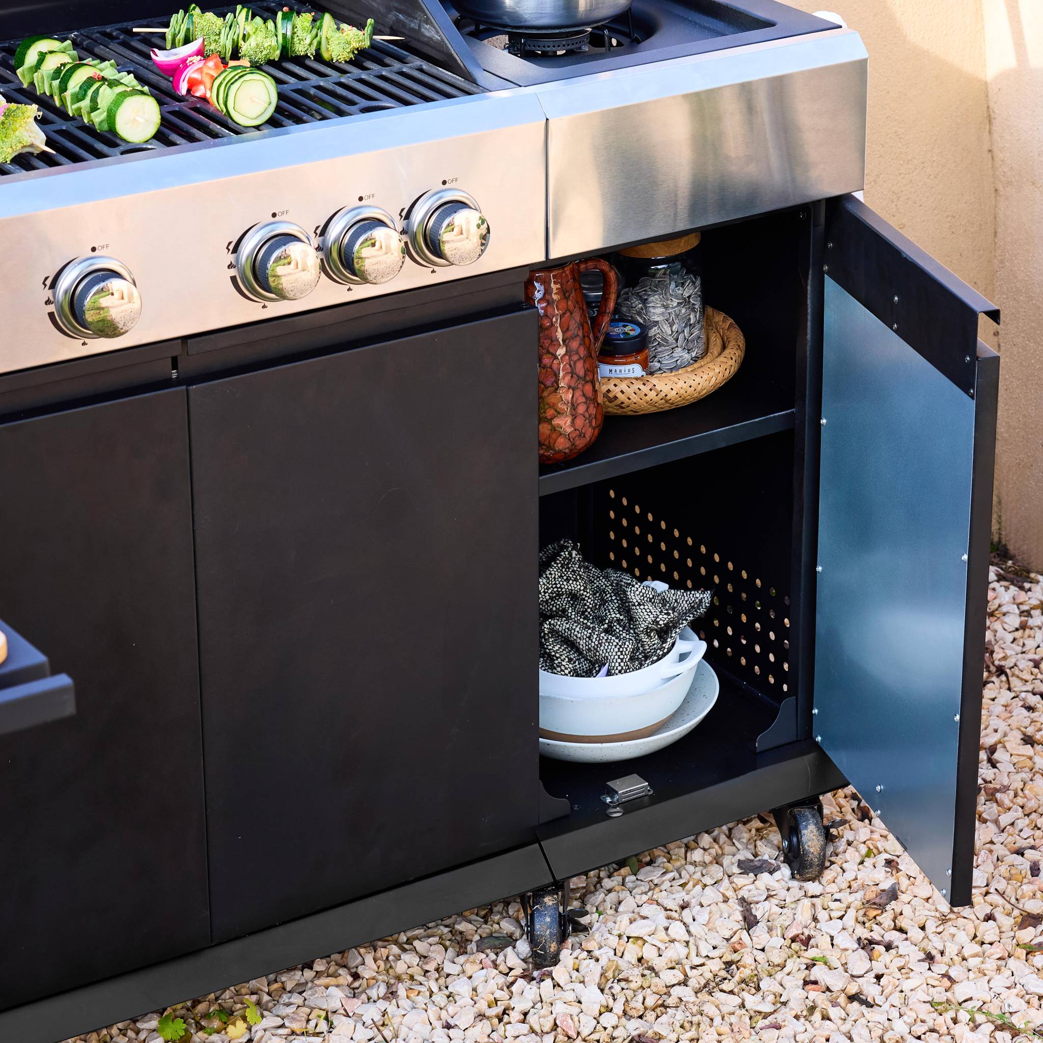 Barbecue gaz 4 brûleurs + 1 feu latéral MAXIM noir. Acier. thermomètre intégré. récupérateur de graisse. grille de chauffe. L 145.5 x P 61.5 x H 143.5cm