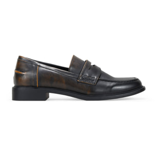 Mocasín plano negro desgastado con antifaz