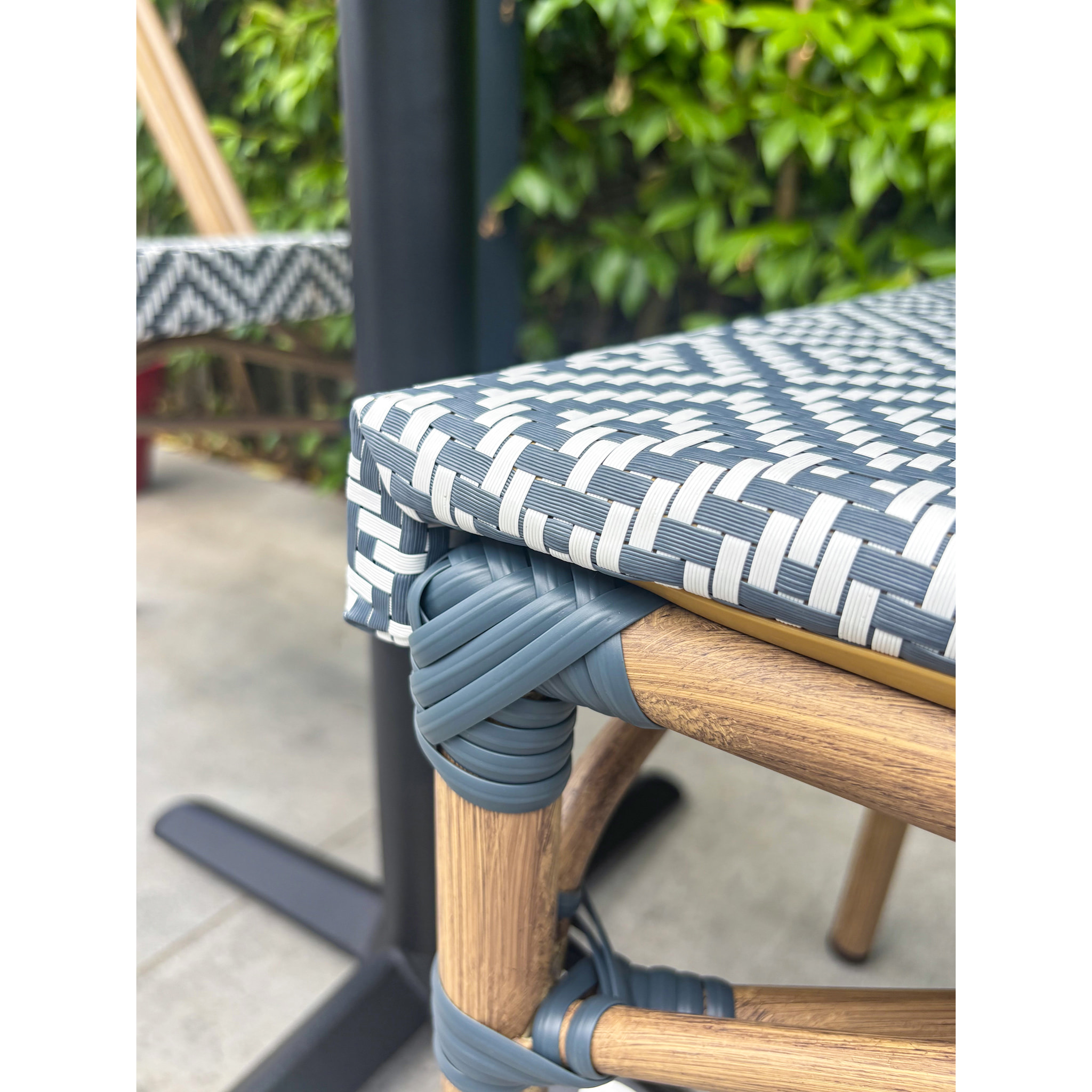 BISTRO - Ensemble repas de jardin 2 places en acier et plateau en HPL - bleu