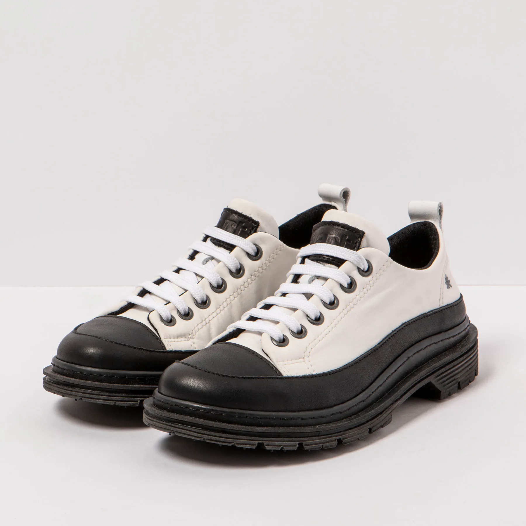 Zapatos 1894 NYLON WHITE-BLACK/ BIRMINGHAM color White-black