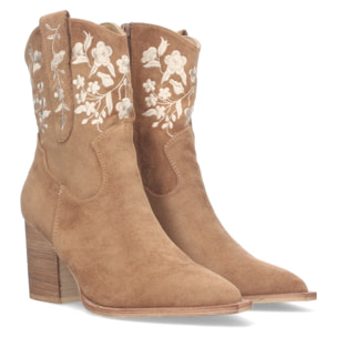 Botín campero de tacón medio.