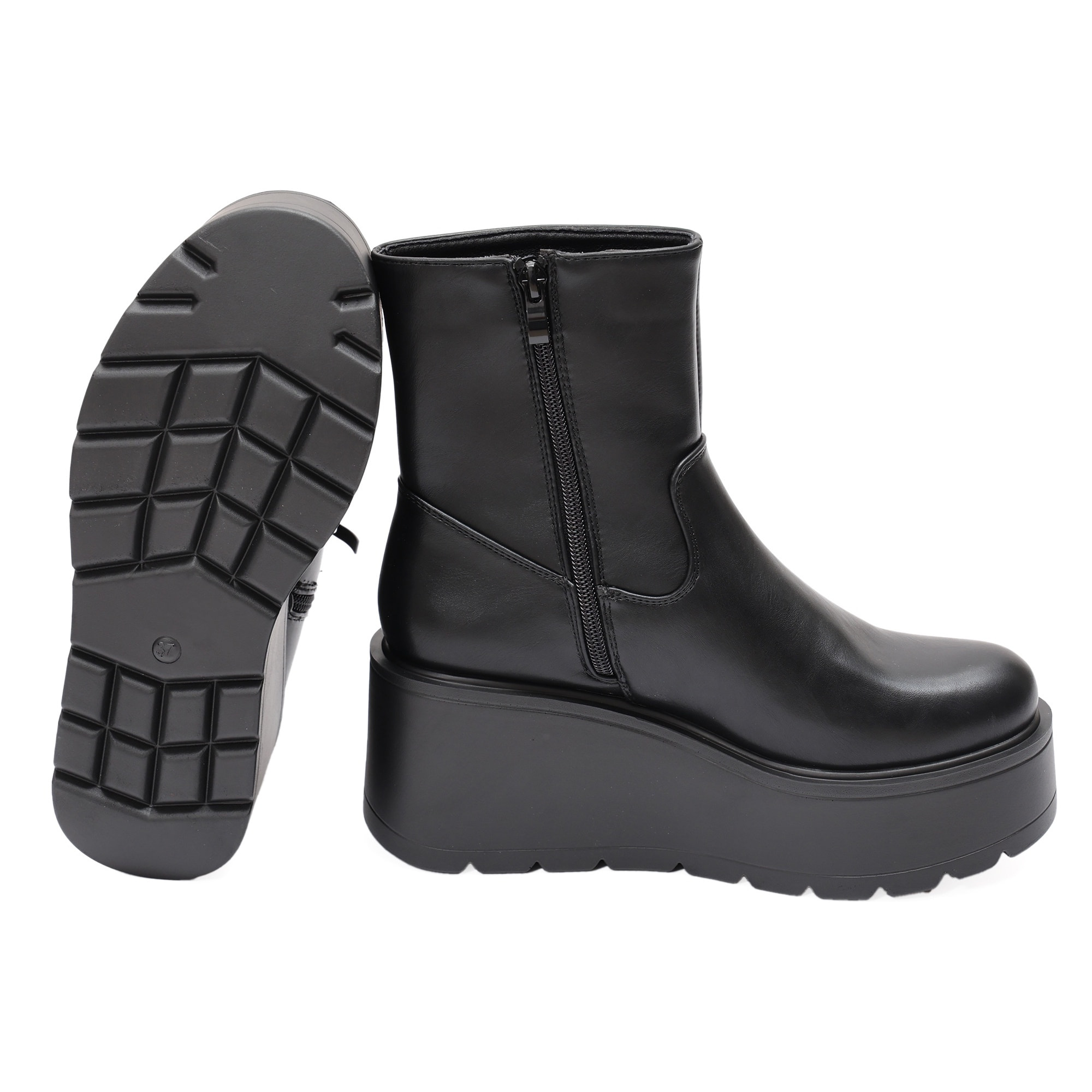 Stivaletto in simil pelle con zeppa