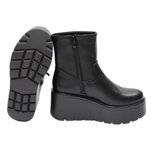 Stivaletto in simil pelle con zeppa