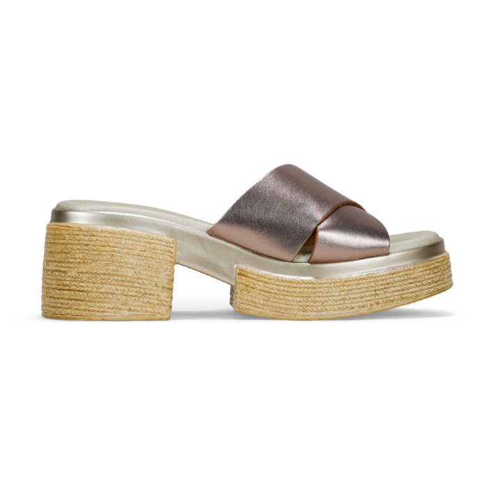 Sandalias de piel metalizadas con tacón ancho efecto rafia