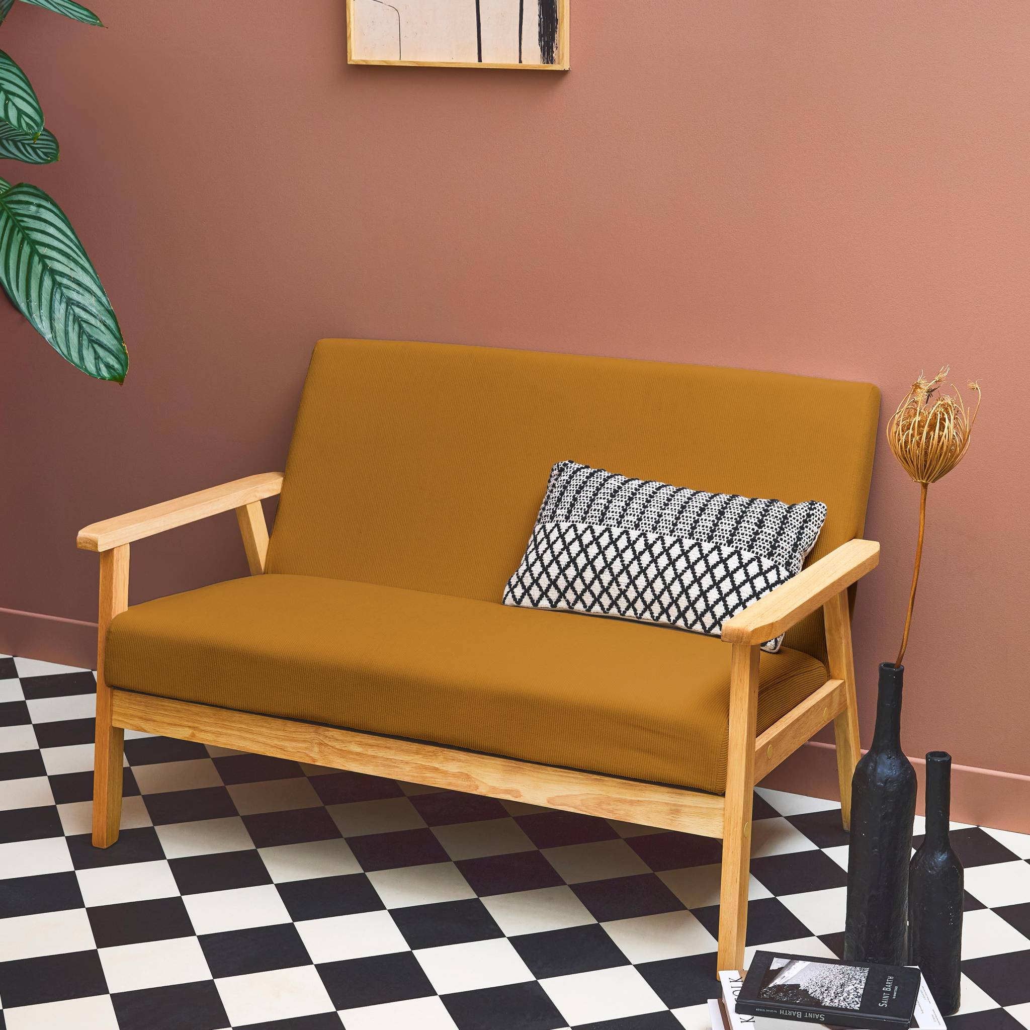 Banquette canapé 2 places en bois et tissu velours côtelé coloris moutarde. Isak. L 114 x P 69.5 x H 73cm