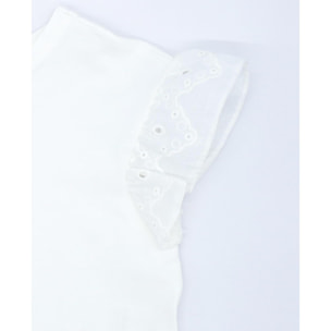 Camiseta blanca con volantes blancos bordados en las sisas.