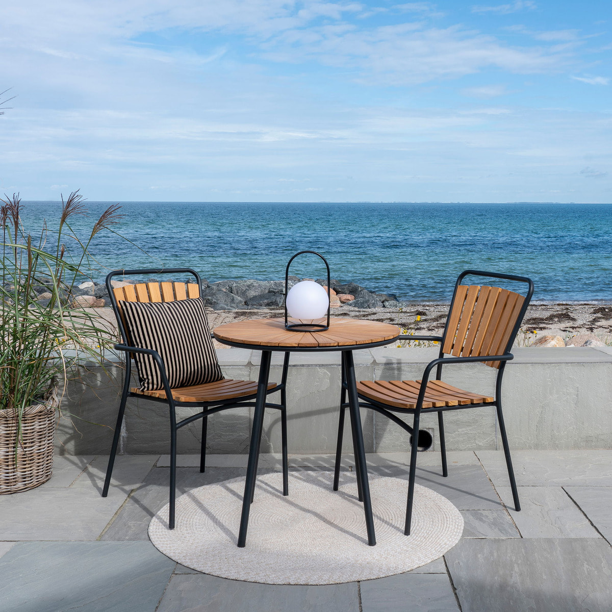 Tavolo Bistrot Cleveland Teak Naturale con Gambe Nere — Ø70×74 cm