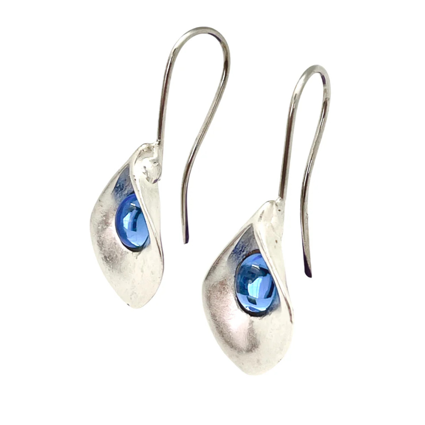 Pendiente largo de flor tipo cala y cristal azul plata 10µ