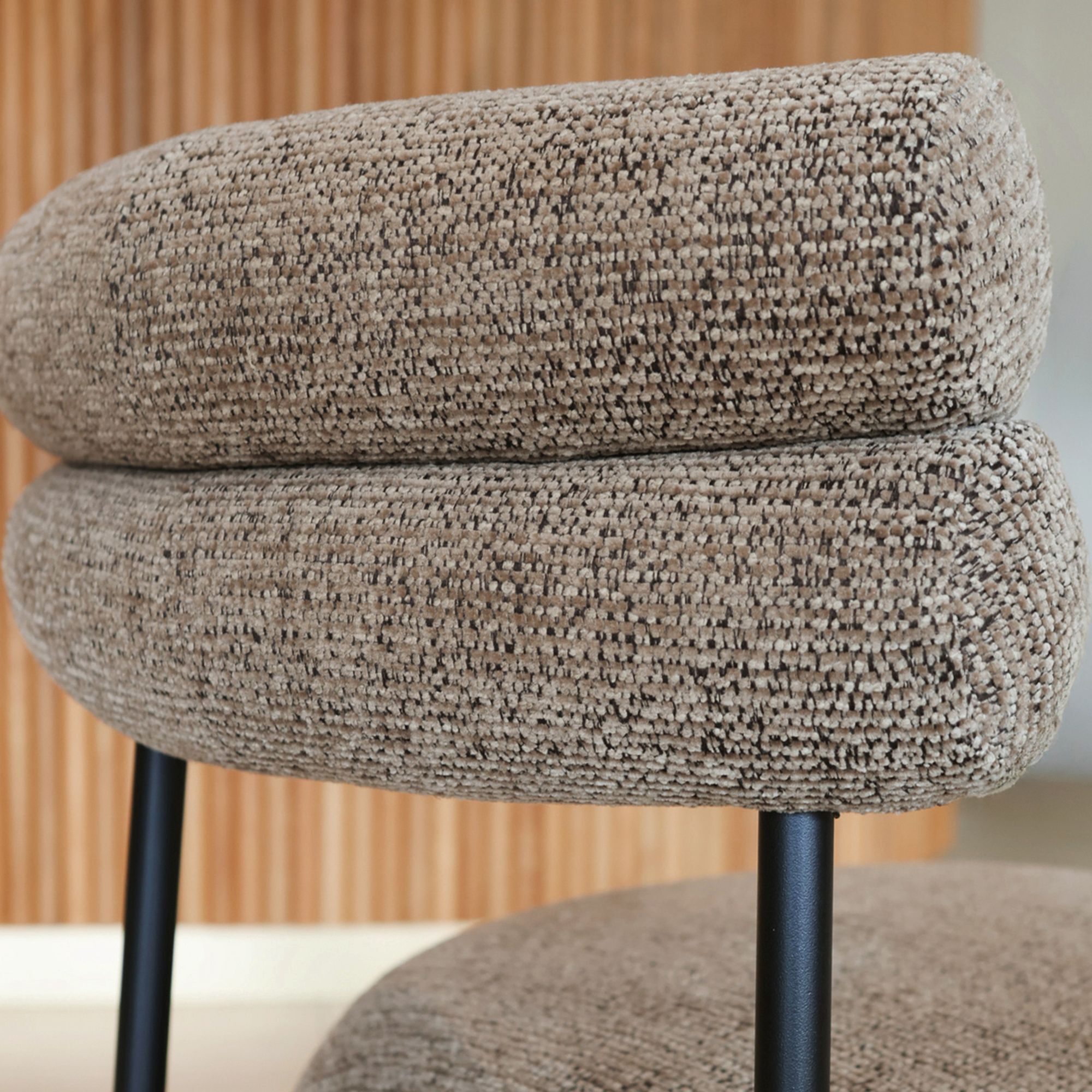 Ensemble table extensible effet noyer et 6 chaises en tissu tweed moka