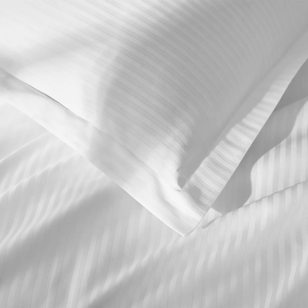 Lot h.couette +taies satin de coton jeu d'unis blanc Palace raye blanc