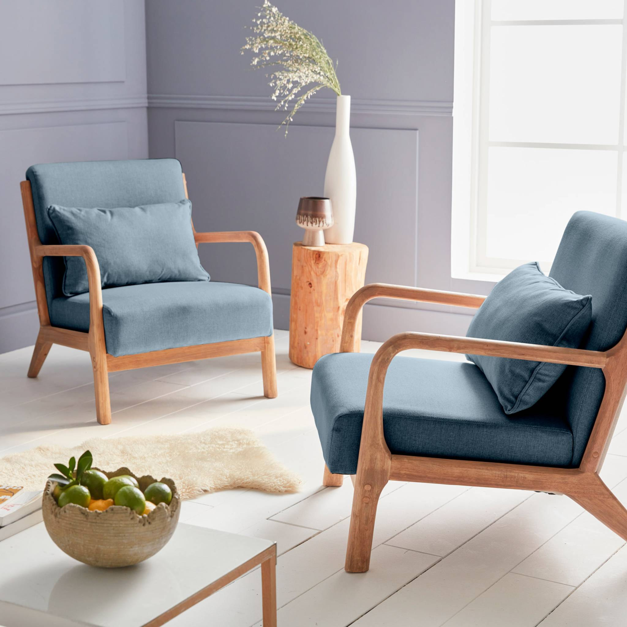 Fauteuil design en bois et tissu. 1 place droit fixe. pieds compas scandinave. assise confortable. structure en bois solide. bleu