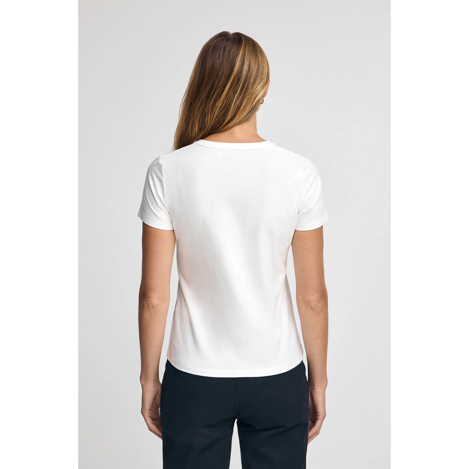 Camiseta blanca de manga corta y cuello pico con logo Rigby go