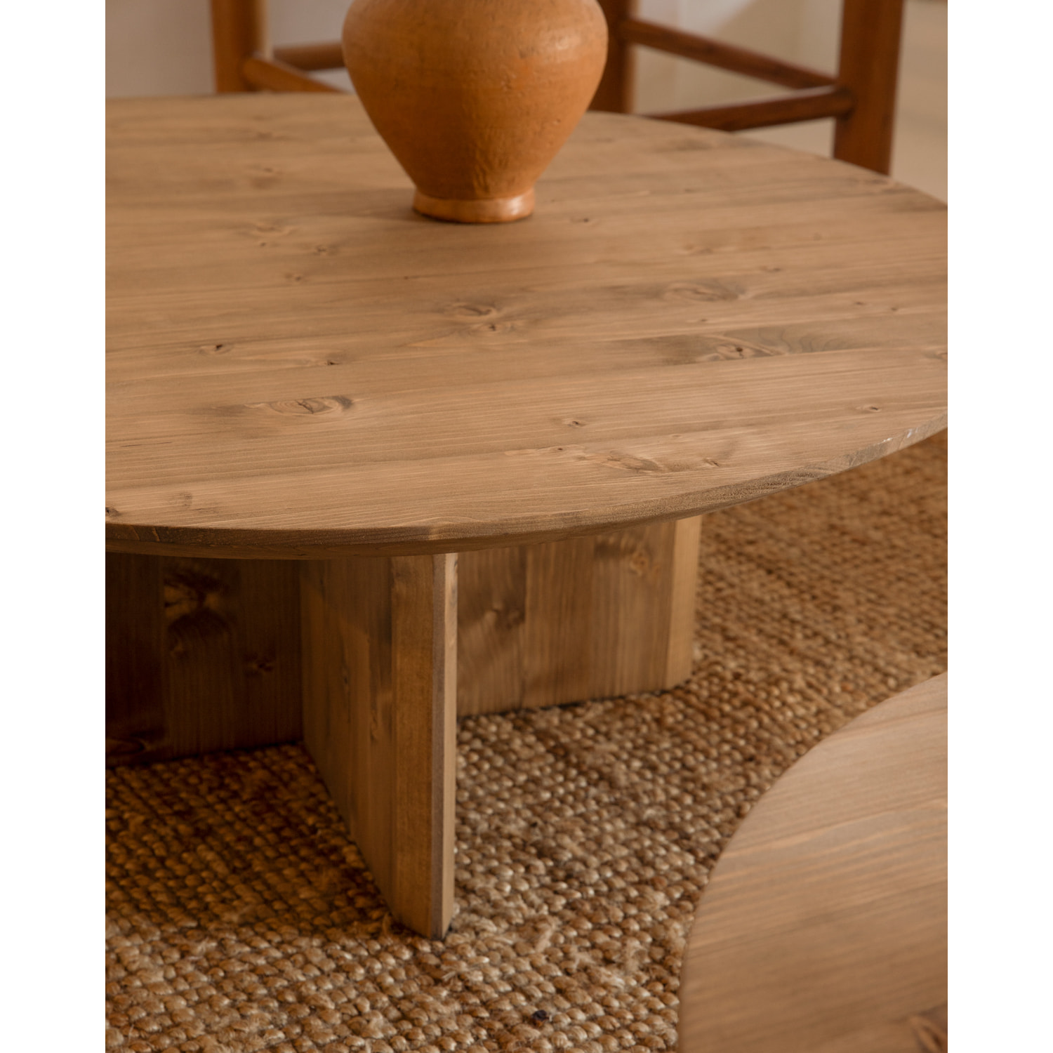 Table basse ronde en bois massif ton chêne foncé en différentes tailles