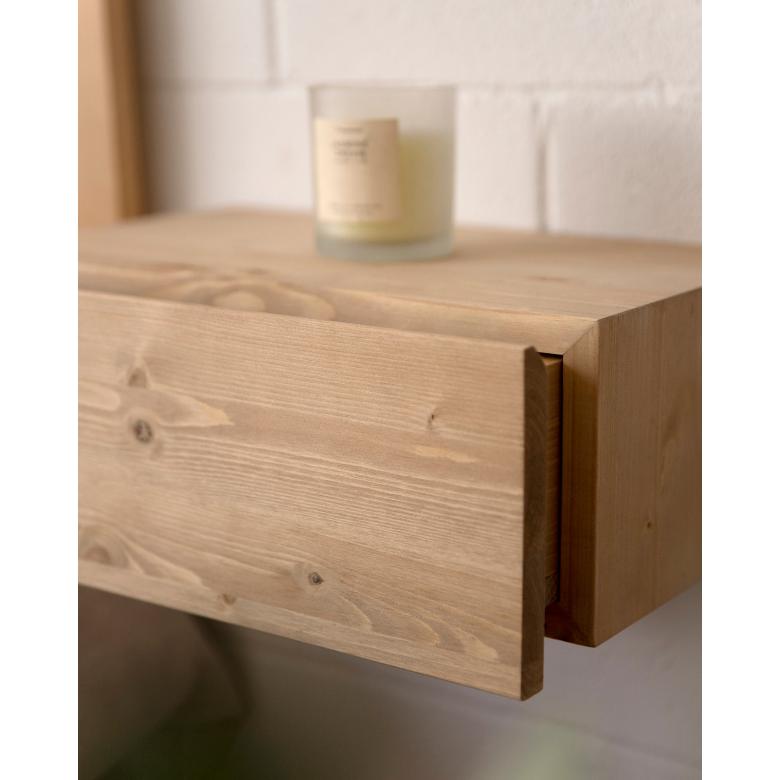 Table de chevet flottante en bois massif ton chêne moyen 15x40cm Hauteur: 15 Longueur: 40 Largeur: 25.5