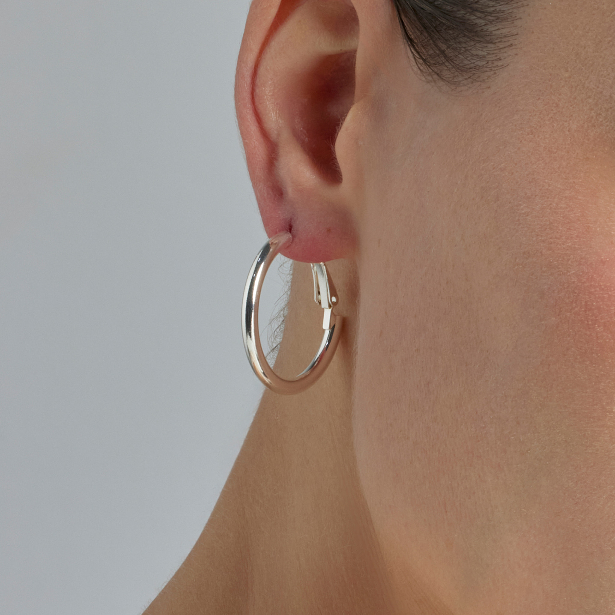 Pendientes de 30mm de diámetro acabados en rodio