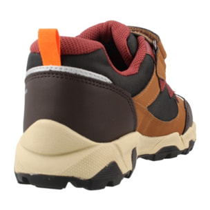 Zapatillas Niño de la marca GEOX  modelo J MAGNETAR MARRON