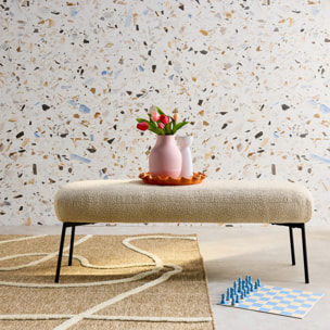 Banc. bout de lit avec revêtement bouclette texturée. beige. pieds en métal noir. L 120 x P 41 x H 42.5cm