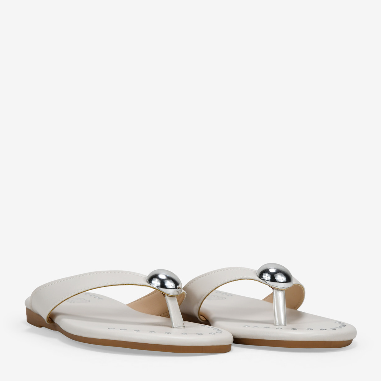 Sandalias de dedo beige planas con metal y tachuelas