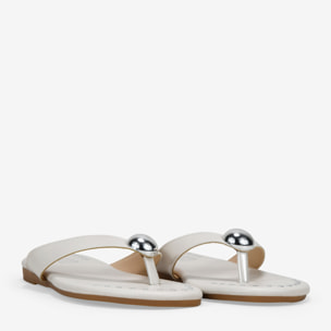 Sandalias de dedo beige planas con metal y tachuelas