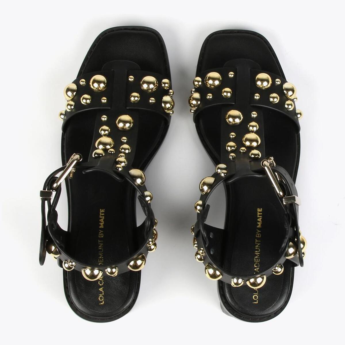 Sandali con tacco e decorazioni in metallo