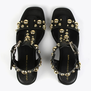 Sandali con tacco e decorazioni in metallo