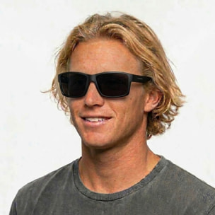 Gafas PALOALTO modelo PADDLESURF en color Montura negra mate con lentes polarizadas ahumadas.