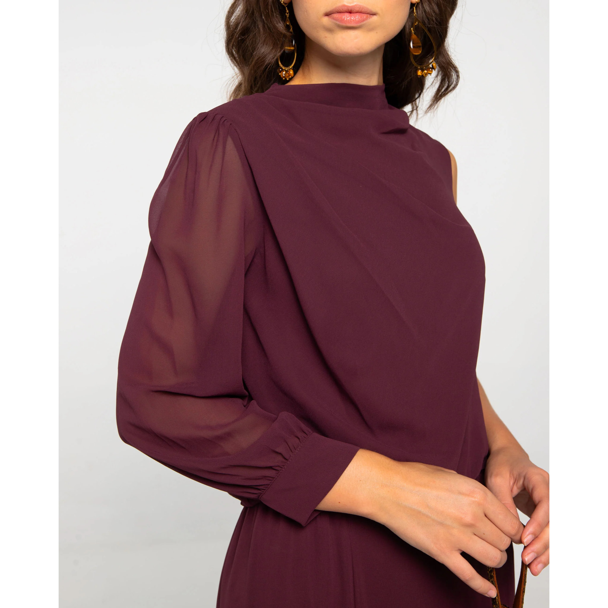 Blusa asimétrica de gasa con cuello chimenea y manga larga