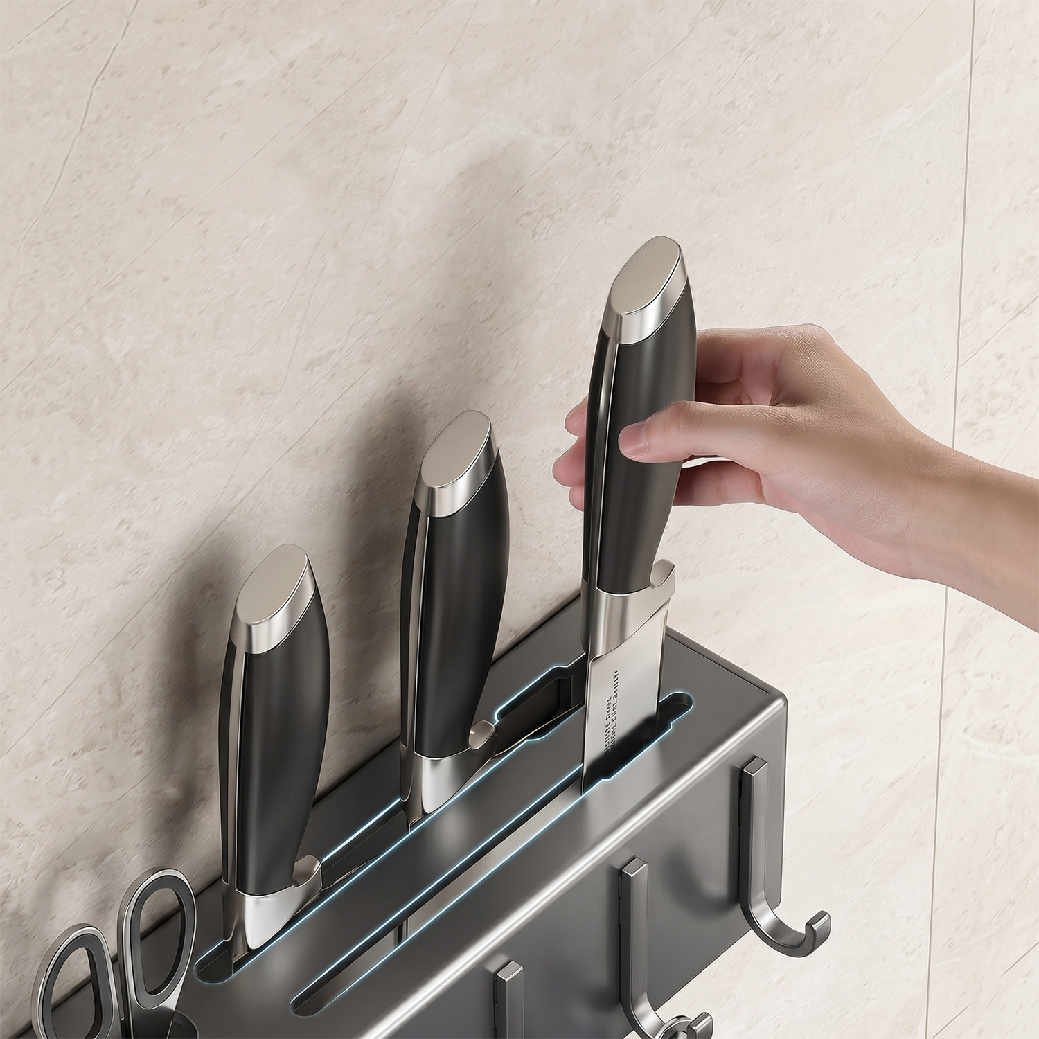 Soporte metálico multifuncional para pared con montaje mediante pegamento o tornillos. Organiza utensilios de cocina de forma práctica, con múltiples compartimentos, ganchos y ranuras para cuchillos.