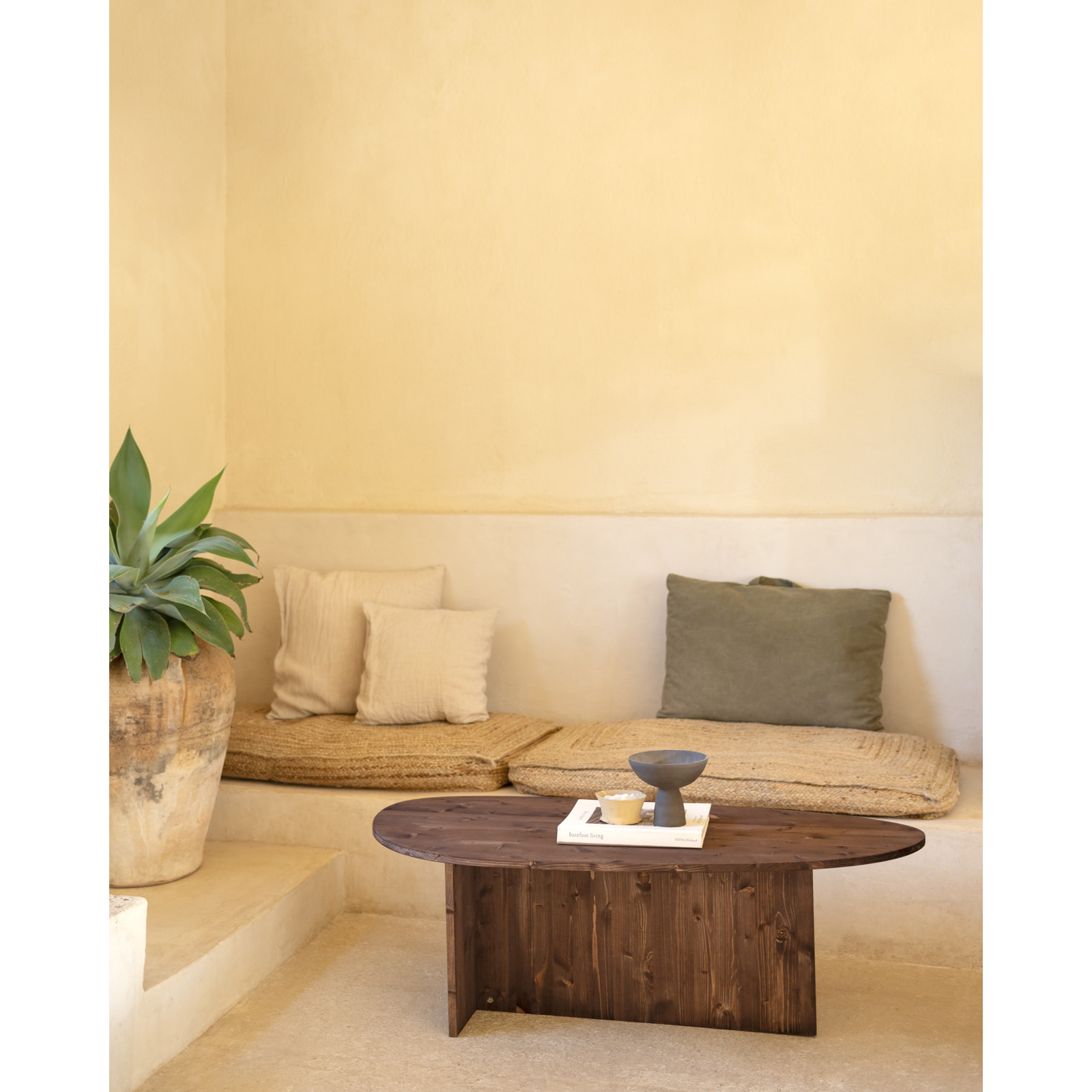 Table basse en bois massif ton noyer de 129cm Hauteur: 43.25 Longueur: 128.6 Largeur: 54.6