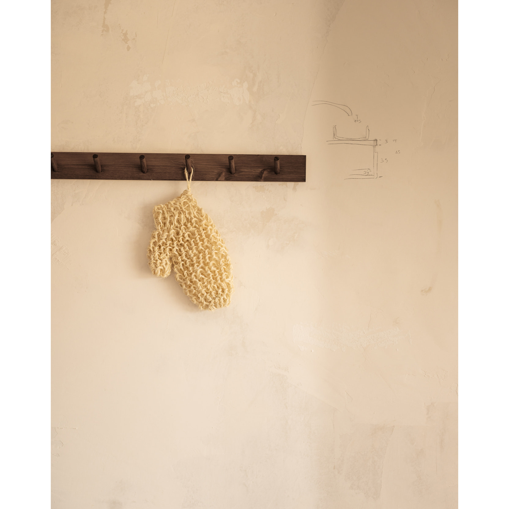 Colgador de pared de madera maciza en tono nogal de 61x5cm Alto: 5 Largo: 61 Ancho: 1.4