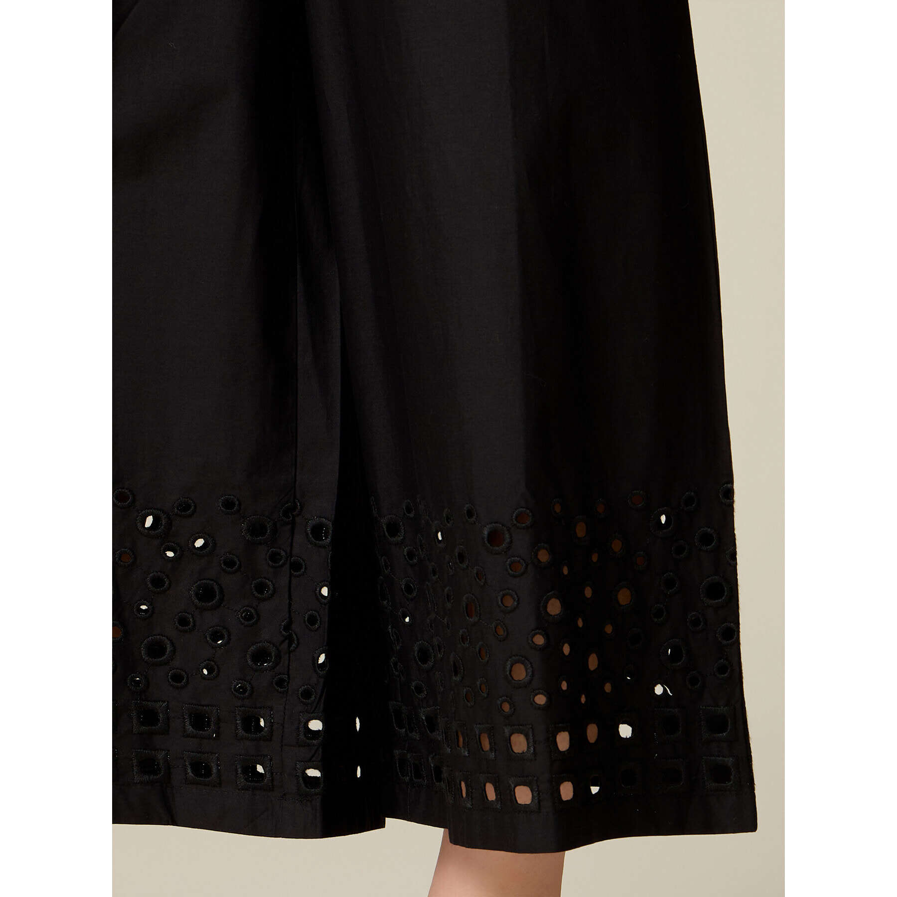 Oltre - Pantaloni cropped con ricamo sul fondo - Nero