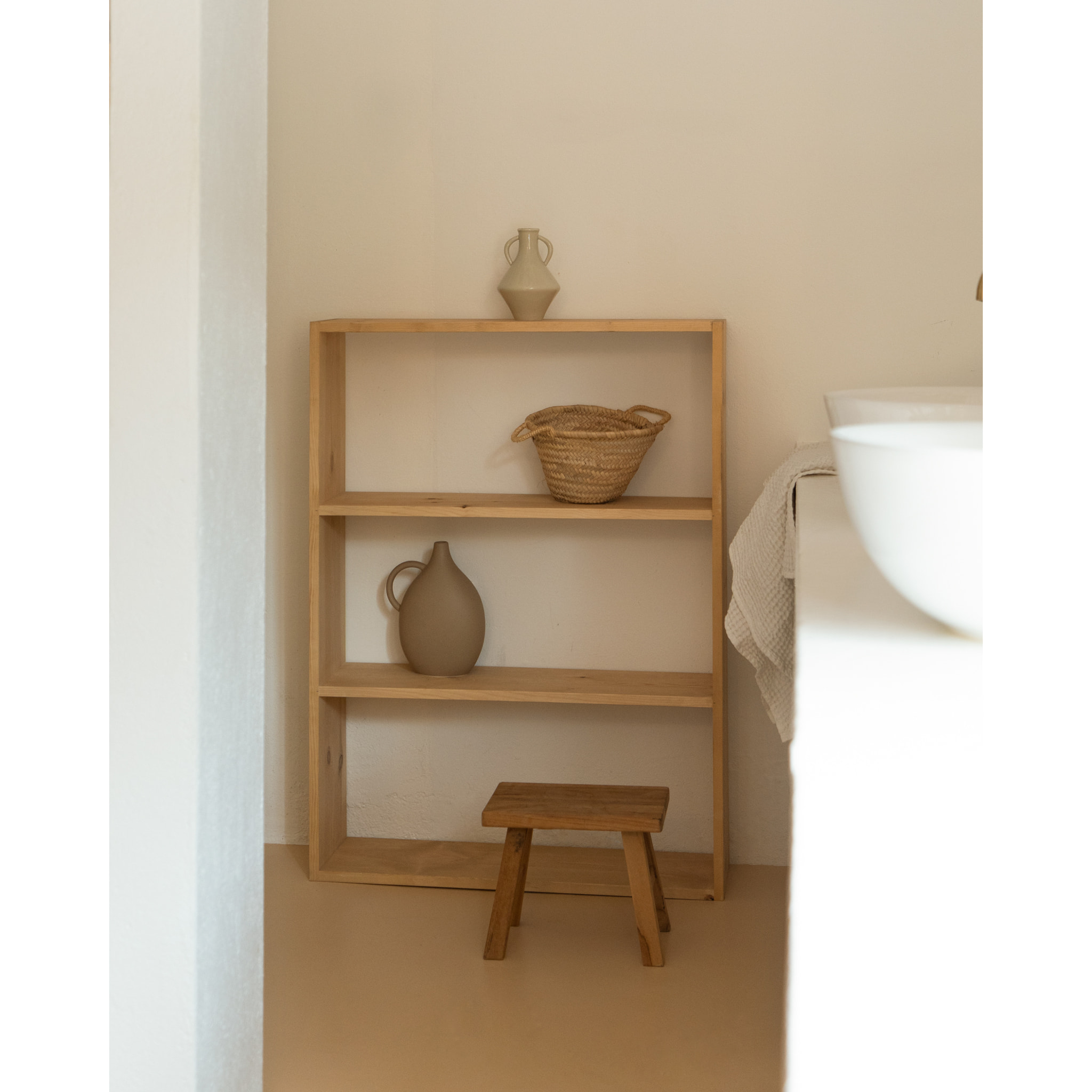 Estantería de madera maciza tono roble medio con 2 estantes Alto: 110 Largo: 80 Ancho: 20