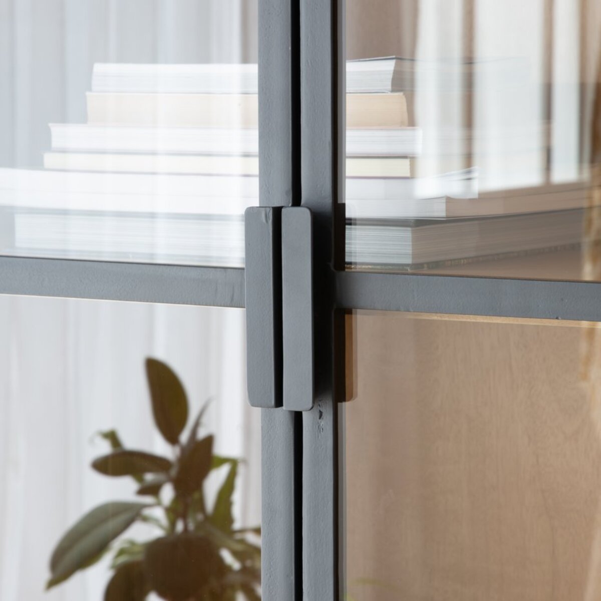 Vitrine Parma -bois massif de manguier et métal-couleur provence naturelle 158 x 210 x 40 cm