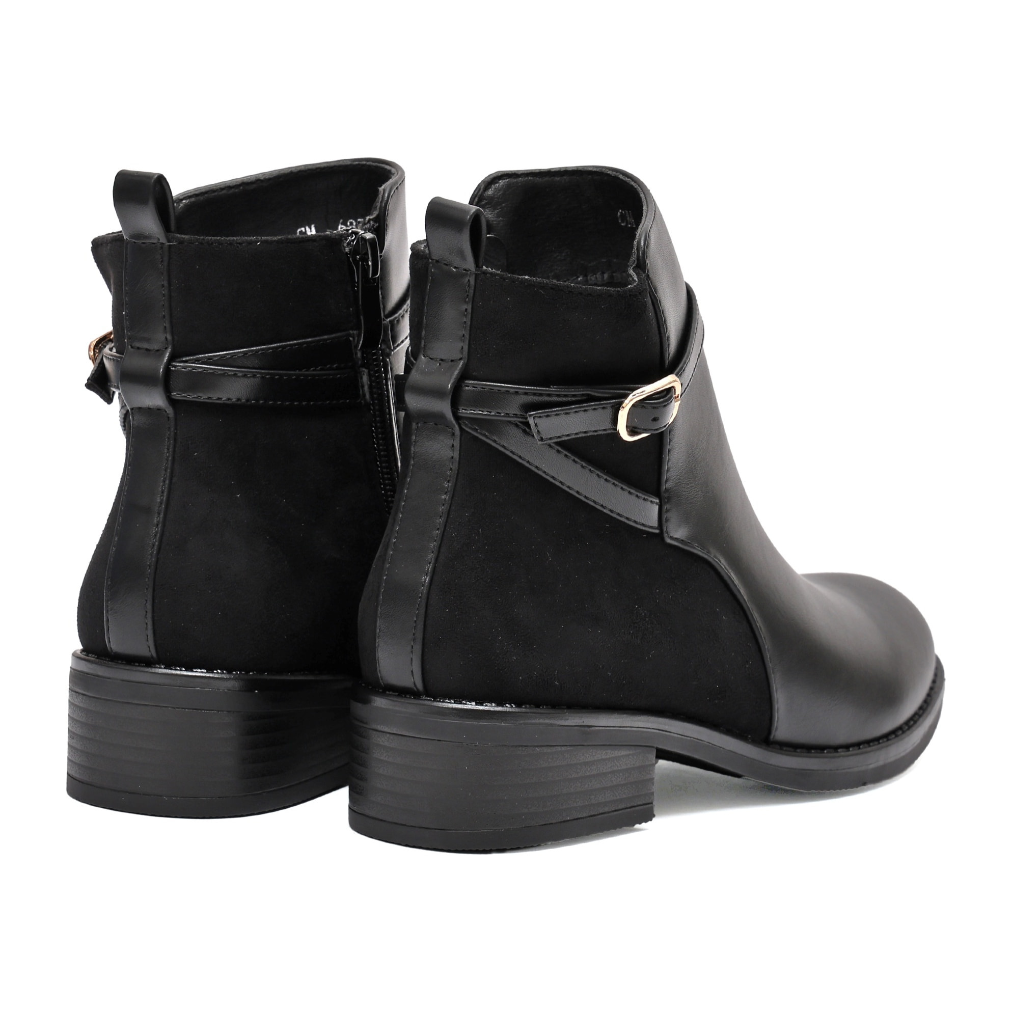 Stivaletto in simil pelle con fibbia dorata