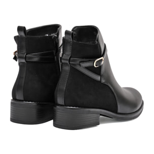 Stivaletto in simil pelle con fibbia dorata