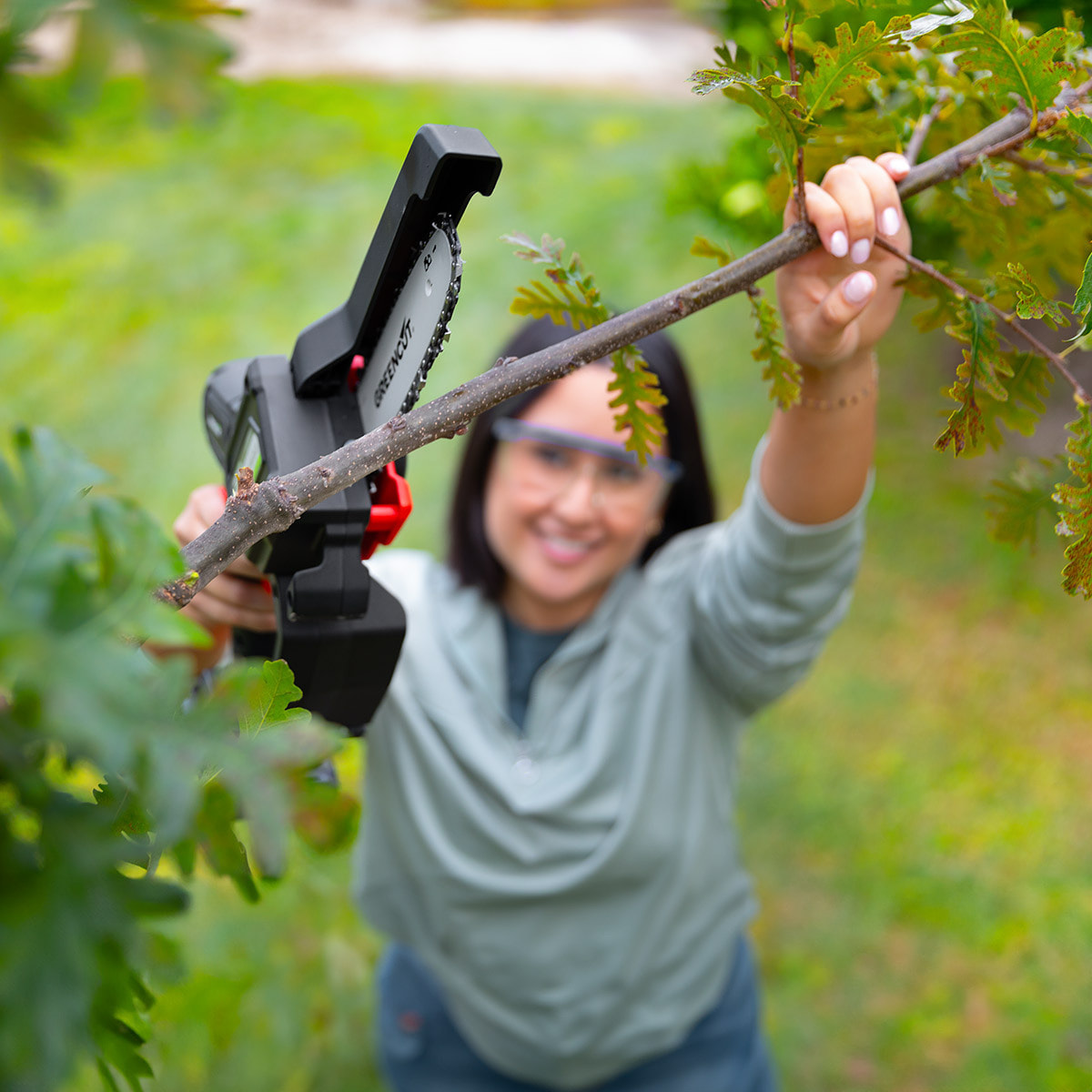 Motosierra de mano con batería de litio de 20V para poda con espada de 152mm, 6" - Greencut GSM200L