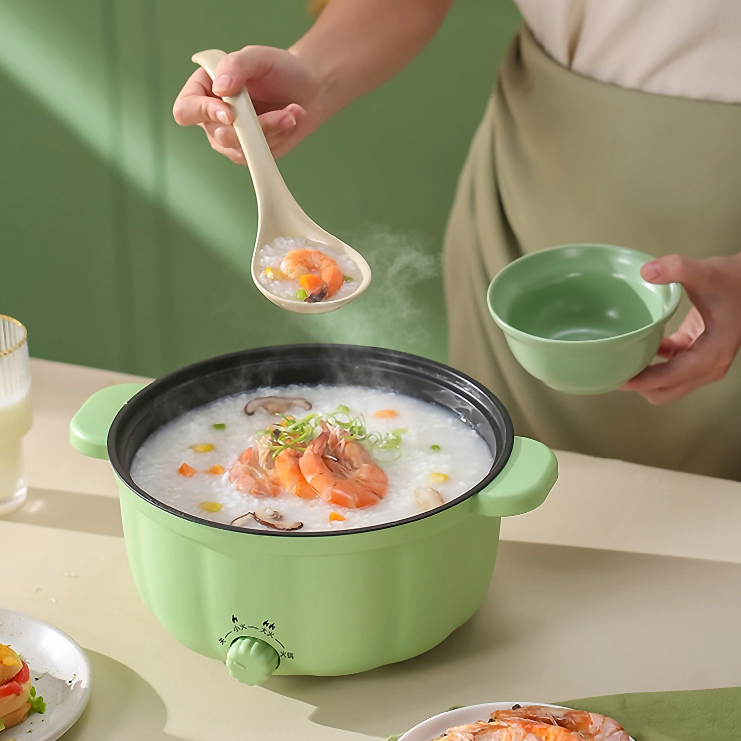 Vaporiera elettrica multifunzione: tre temperature: vaporiera, caldo, soffritto... 2,5 L doppio livello.