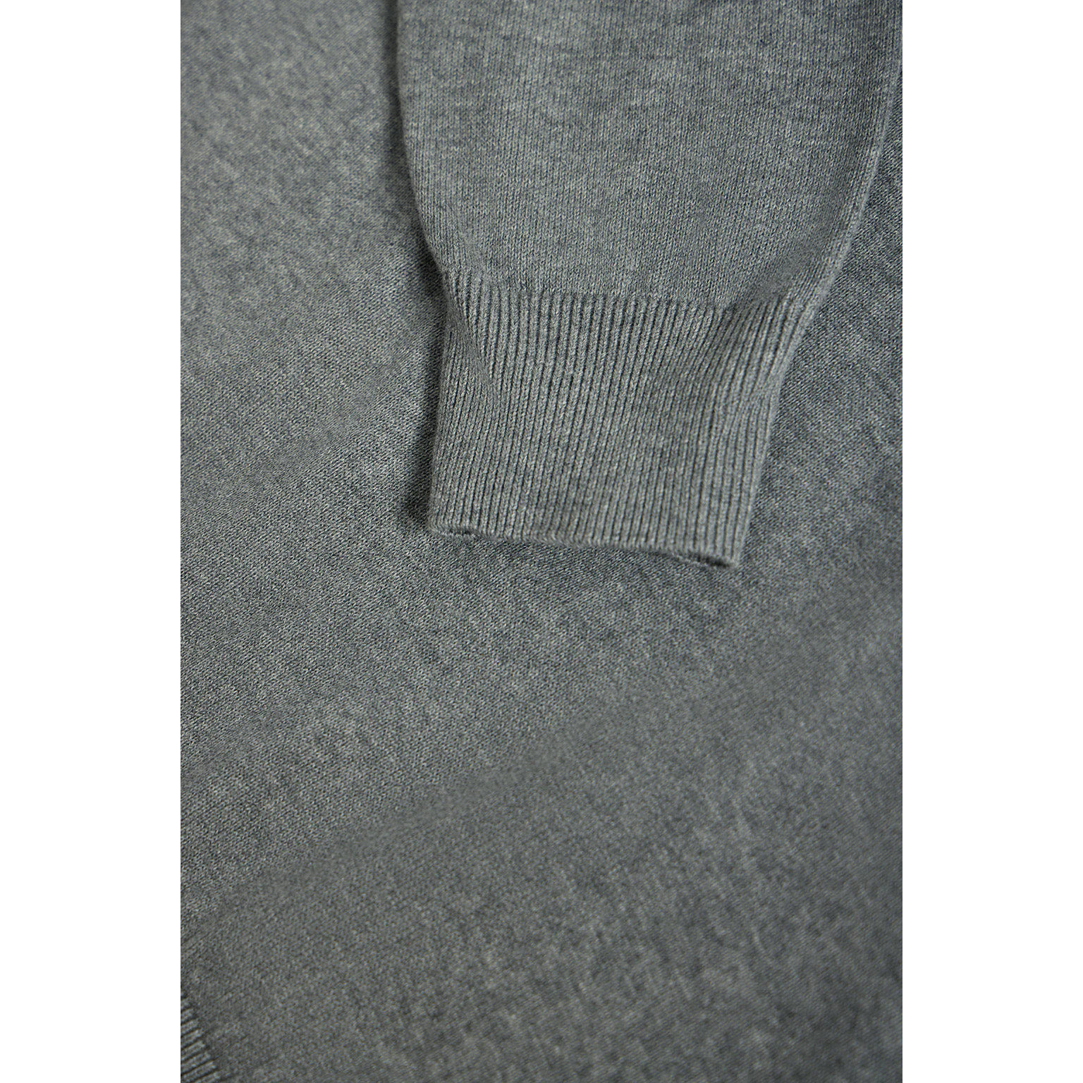 Maglione basic con collo a v grigio vigorè con logo ricamato tono su tono