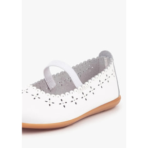 Sandali bianchi per i primi passi del bambino