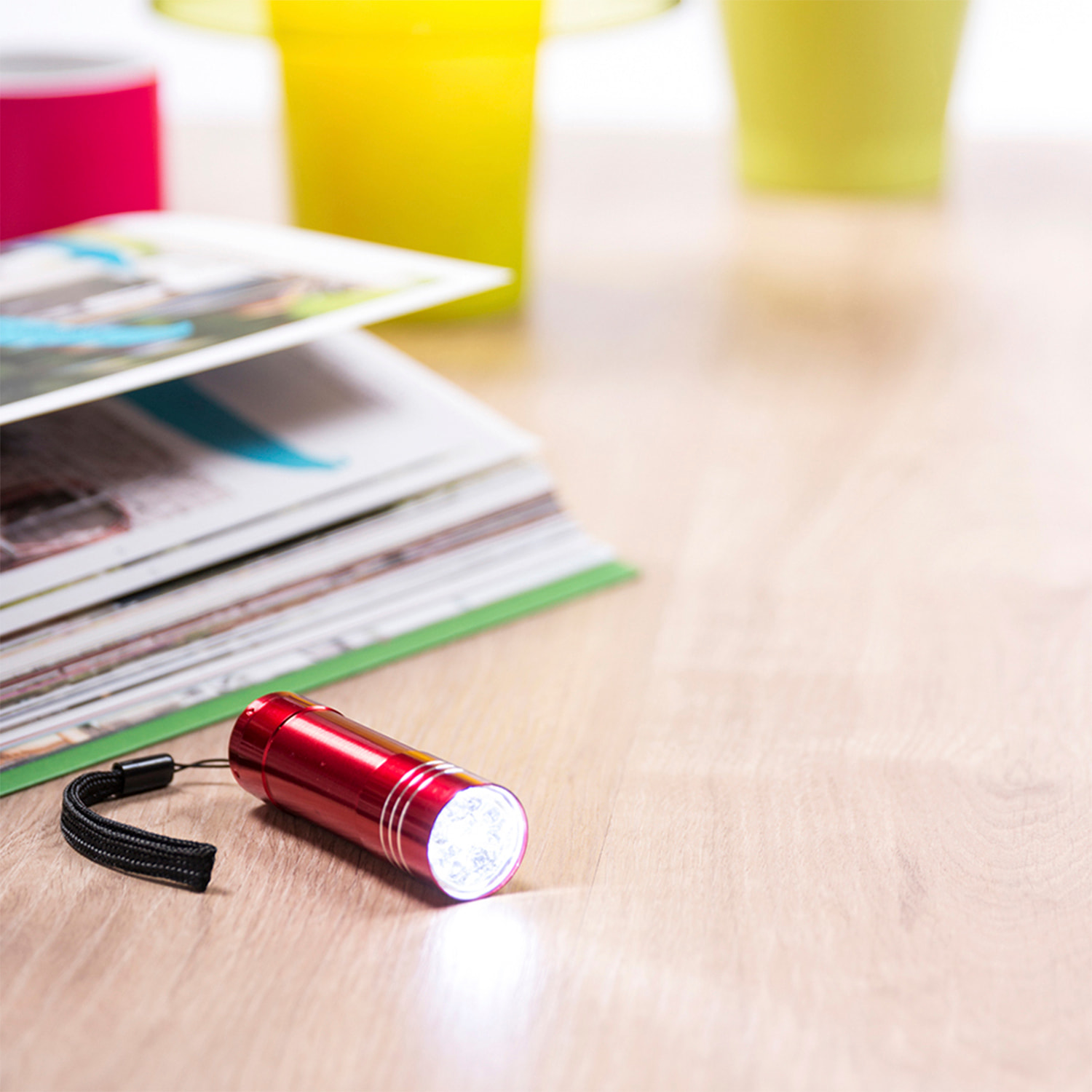 Linterna Conny de aluminio con 9 LEDs de alto poder de iluminación, pulsador protegido y cinta de transporte.
