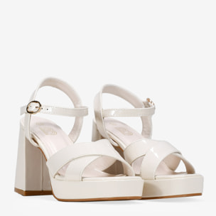 Sandalias de tacón ancho beige en charol