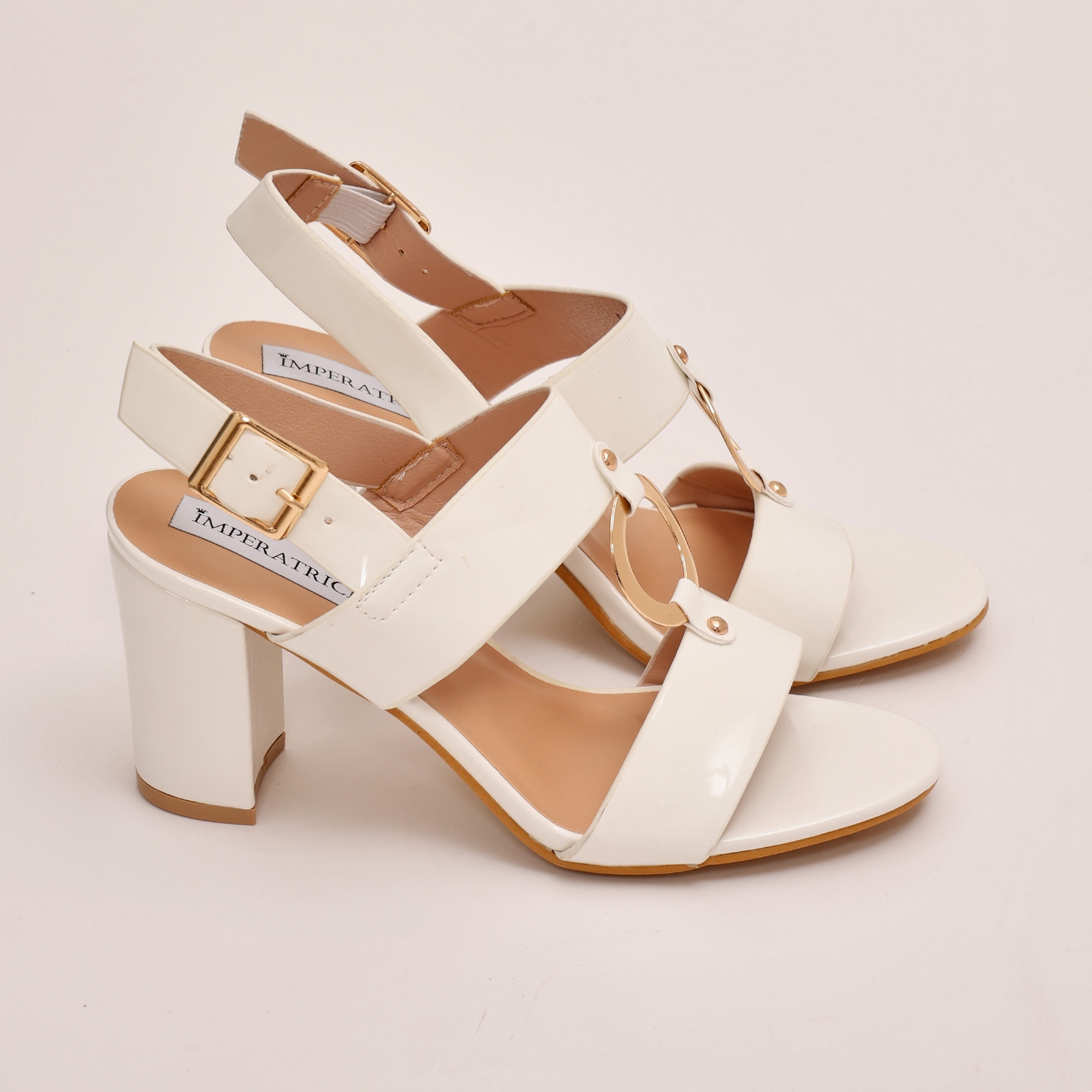 Sandali in simil pelle verniciata con tacco e applicazione color oro