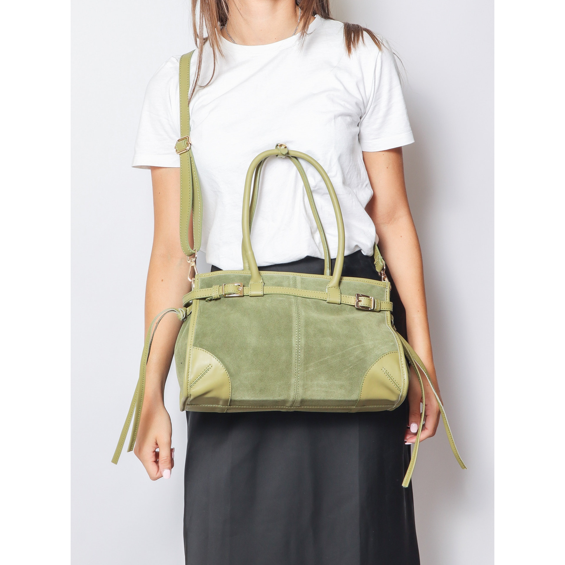 Borsa a spalla da donna Made in Italy - Modello Novara Ultra - Pelle scamosciata - 31.5 x 20.0 x 14.0 cm